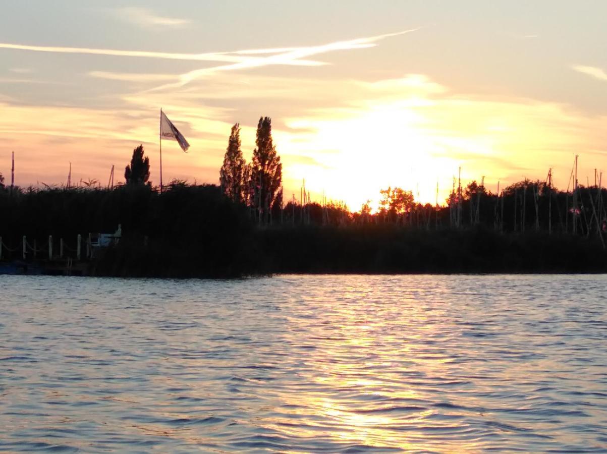 Pfahlbau Sunset I Toplage Elektroboot Inklusive Rust Zewnętrze zdjęcie
